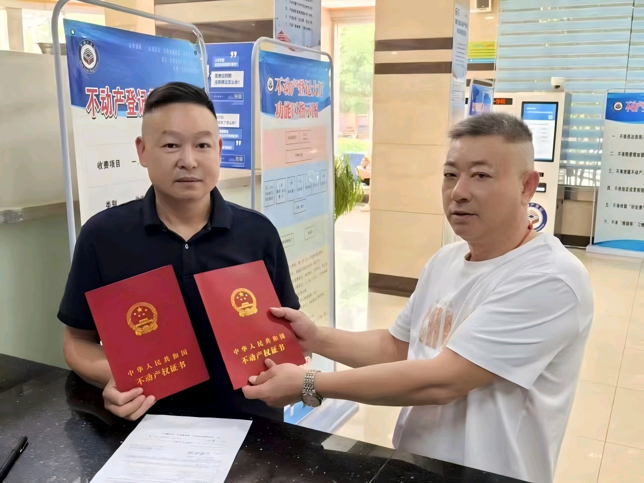 群众现场领取林权不动产权证书(陈庭 摄)