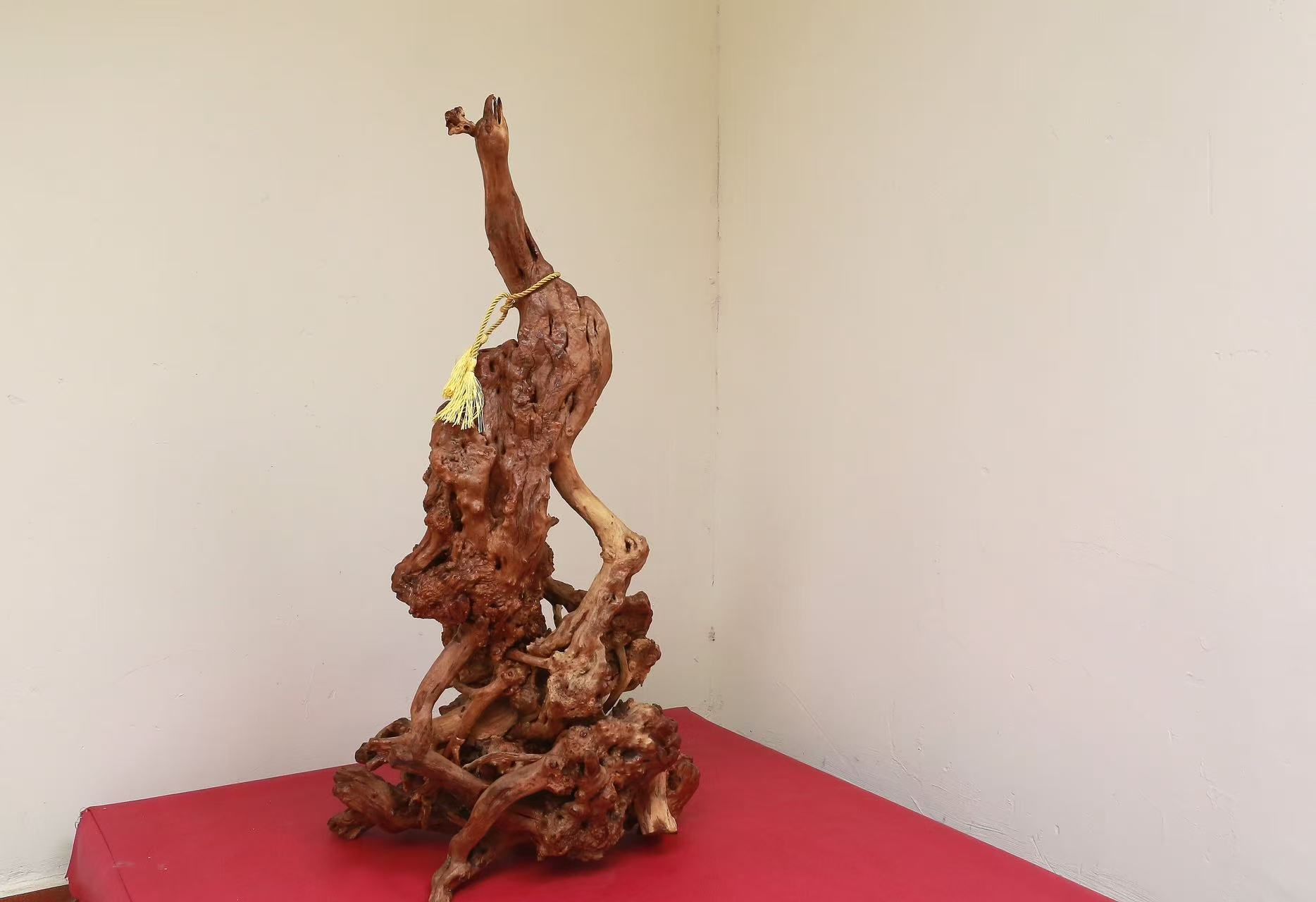 根艺作品“灵雀鸣吉祥”(杜福建 摄)