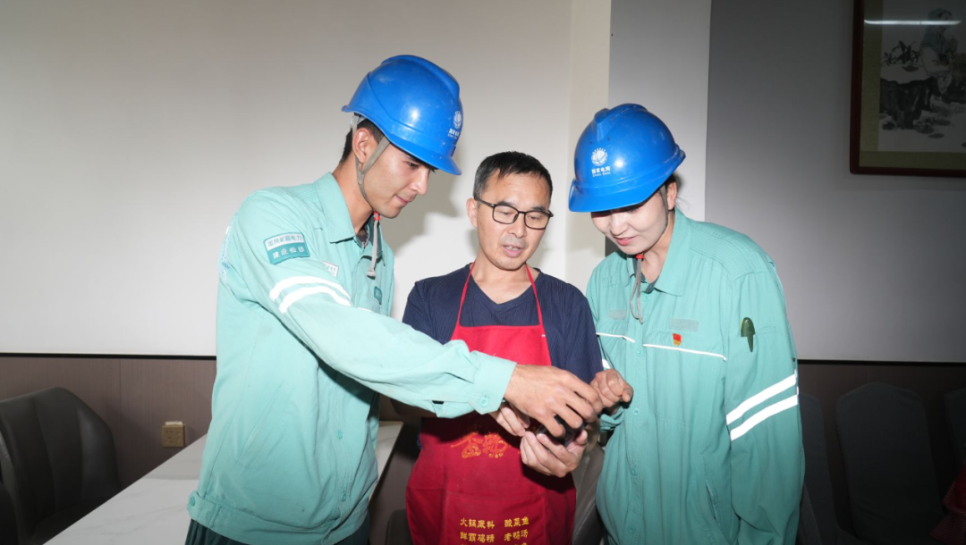 工作人员上门进行供电、抄表、收费、服务“四到户”改造(艾克拜尔·买买提 摄)