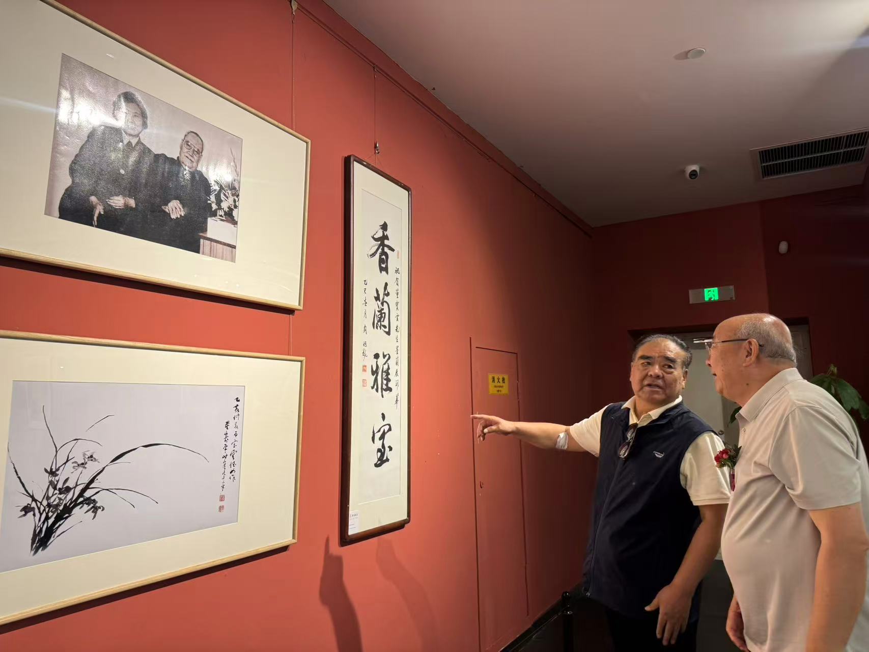 展览吸引众多观众驻足欣赏(席兆平 摄)
