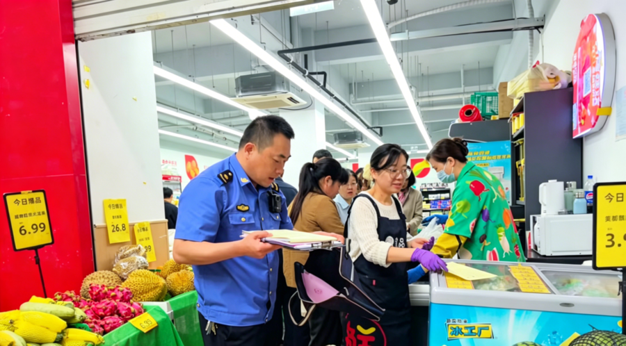 街道城管工作人员进行执法检查(聂井婷 摄)