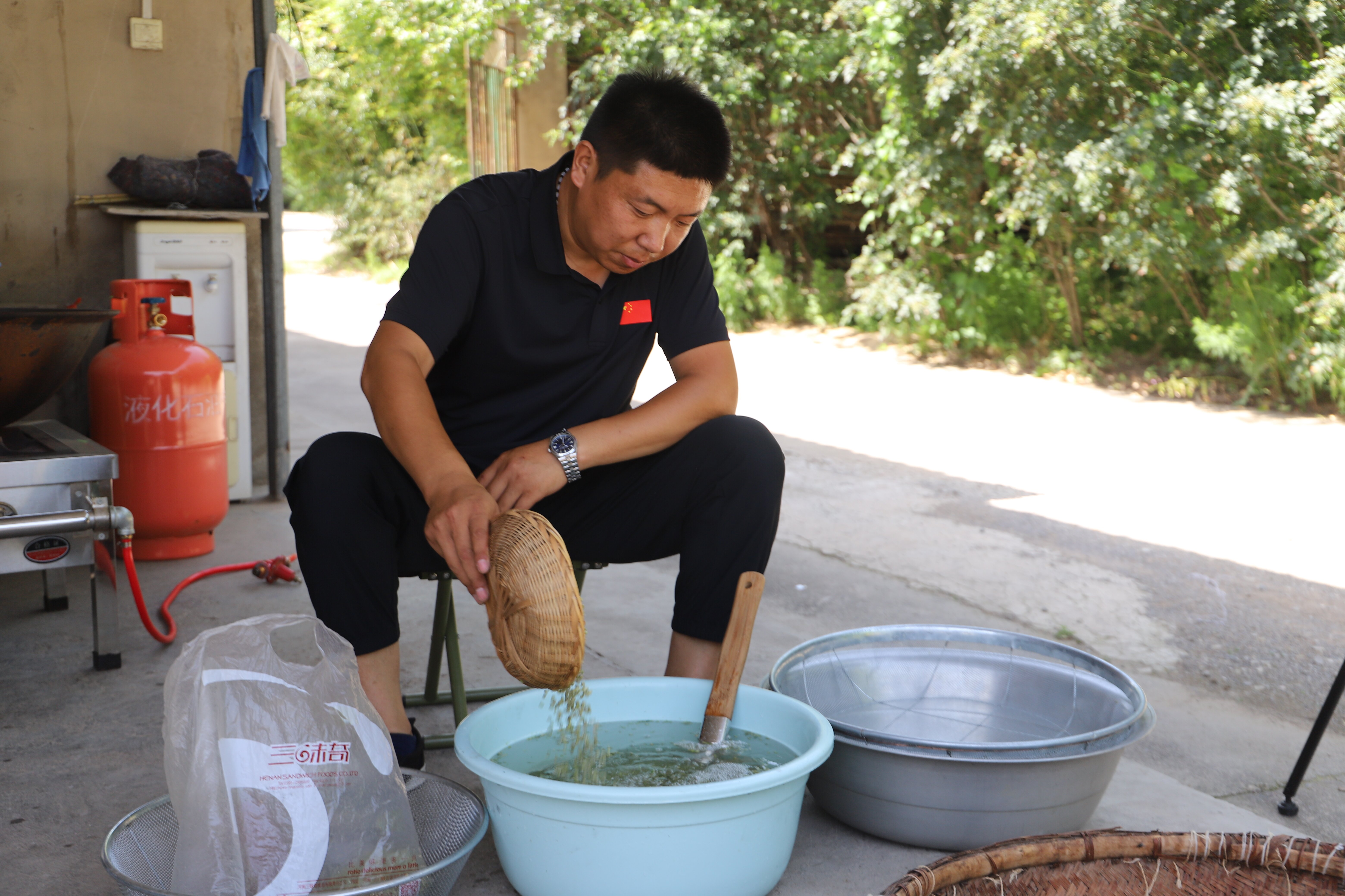 杨超在清洗青麦子(姚书勤 摄)
