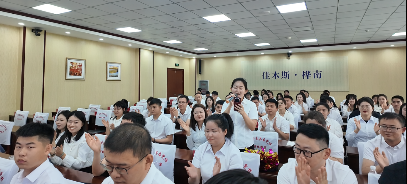 中青班学员赵昊清唱《南泥湾》(孟磊 摄)