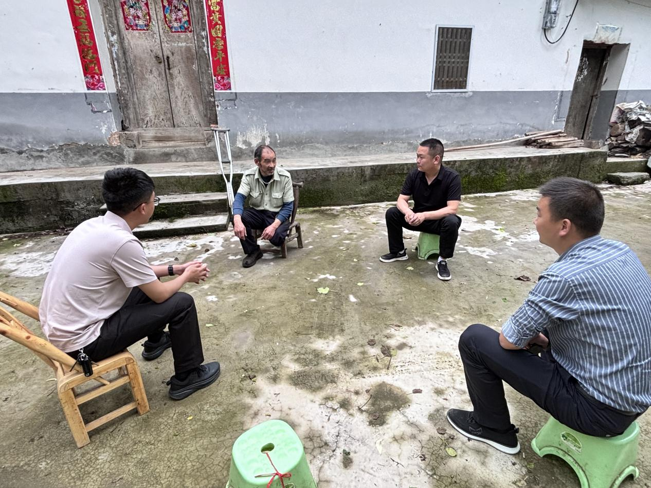 六郎乡人大主席团组织人大代表开展“四个主动上门”,实地化解矛盾纠纷。(刘柳 摄)