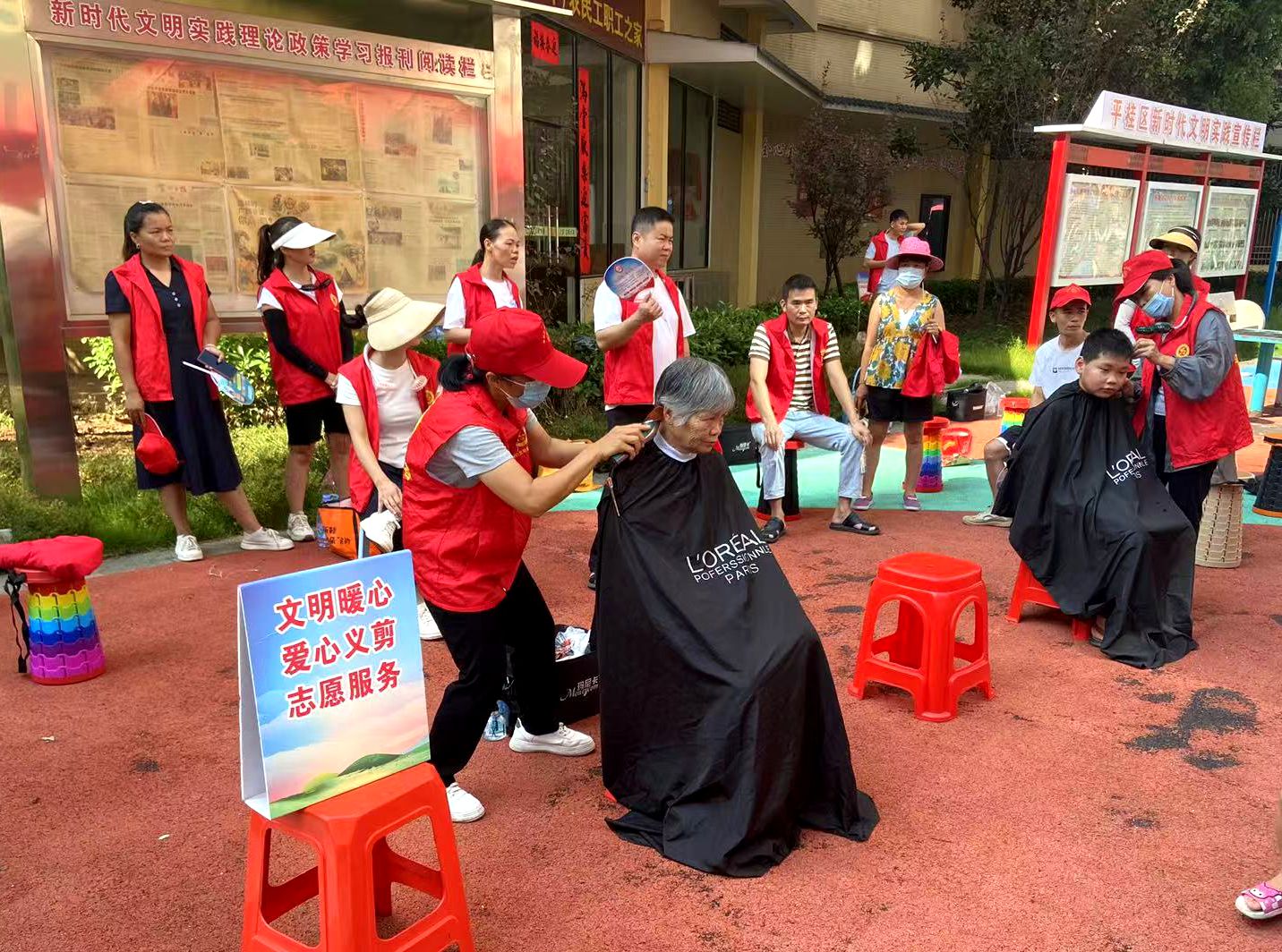 开展爱心义剪志愿服务活动(罗庆梅 摄)