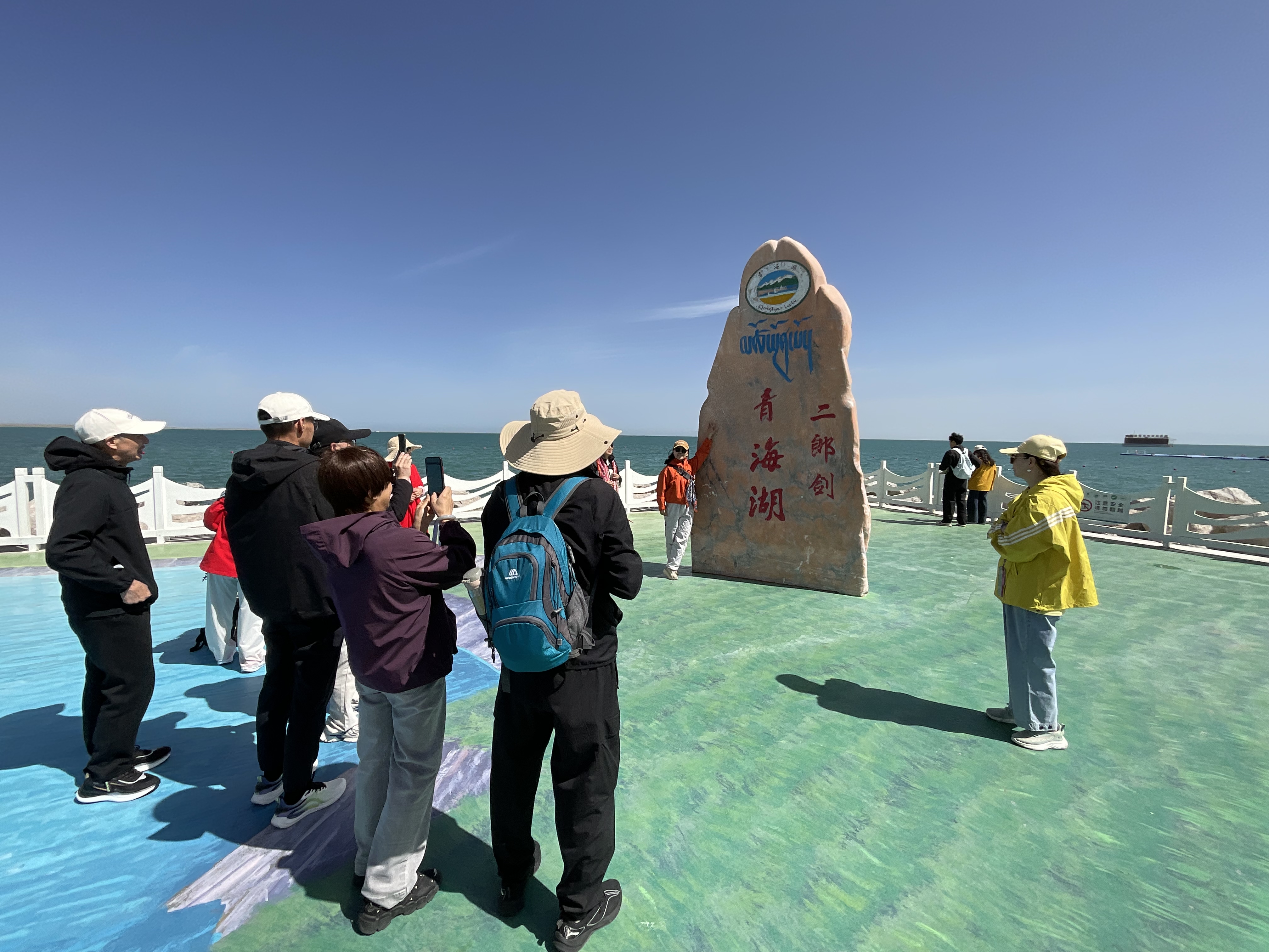 伴随盛夏来临,青海湖成为省内外游客打卡地。(申维祖 摄)