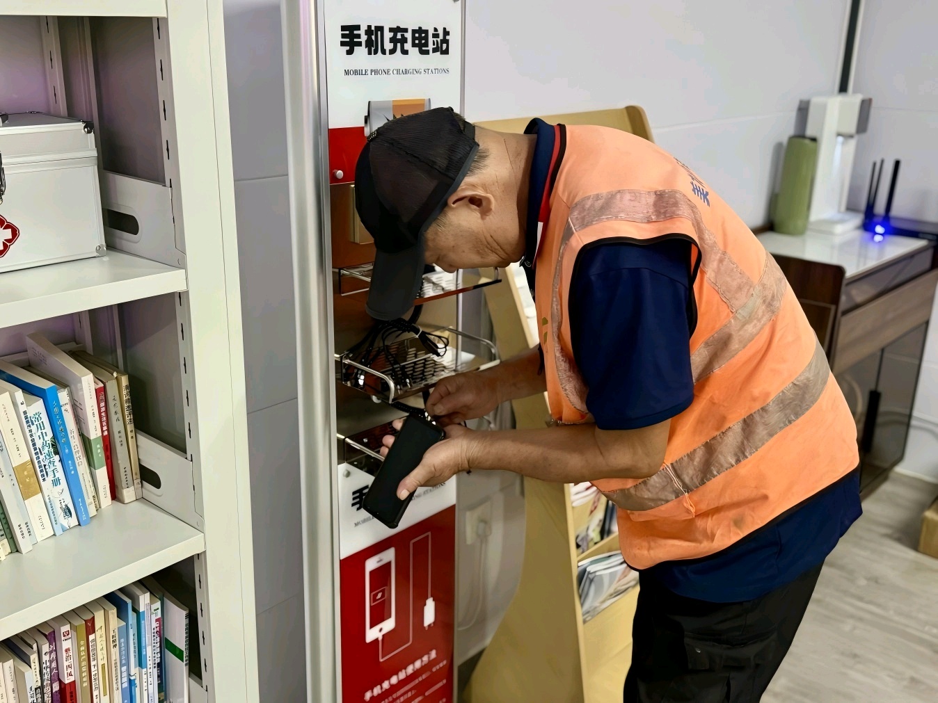 环卫工人正在城市驿站给手机充电(龚霄雯 摄)