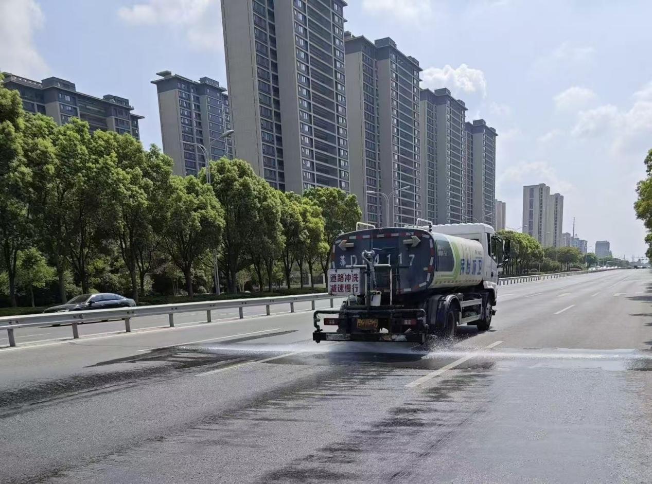 环卫保洁提质(何冬纯 摄)