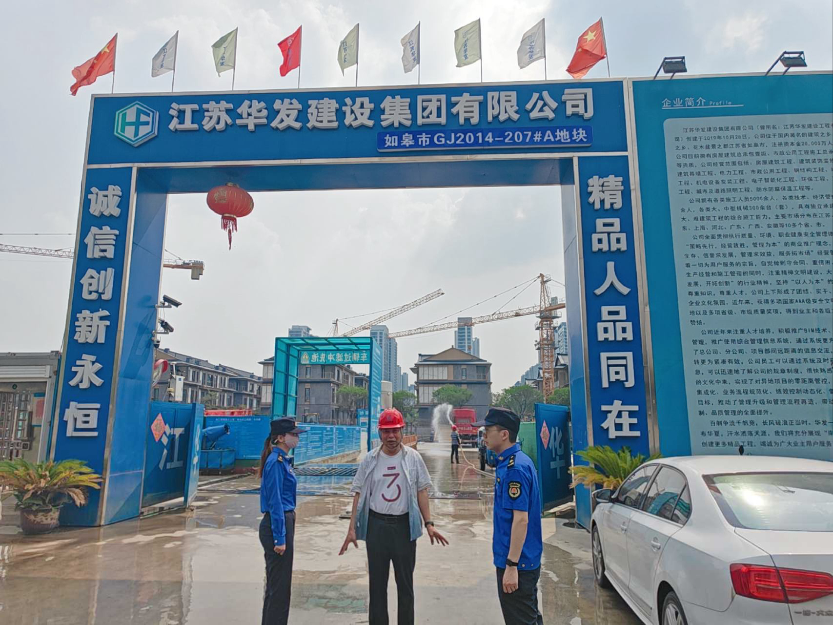 执法大队走访建筑工地,提醒暂停施工。(洪丽维 摄)