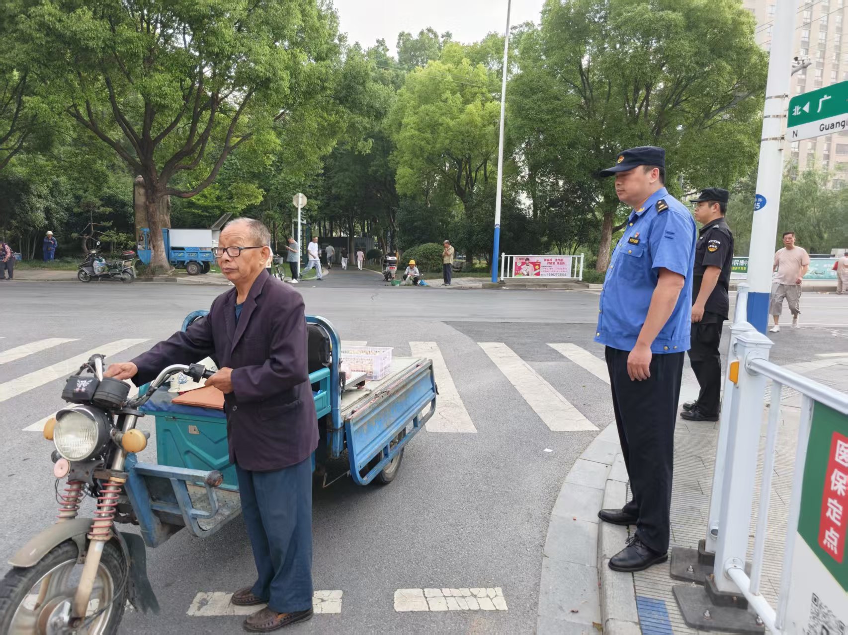 考点周边管理(洪丽维 摄)