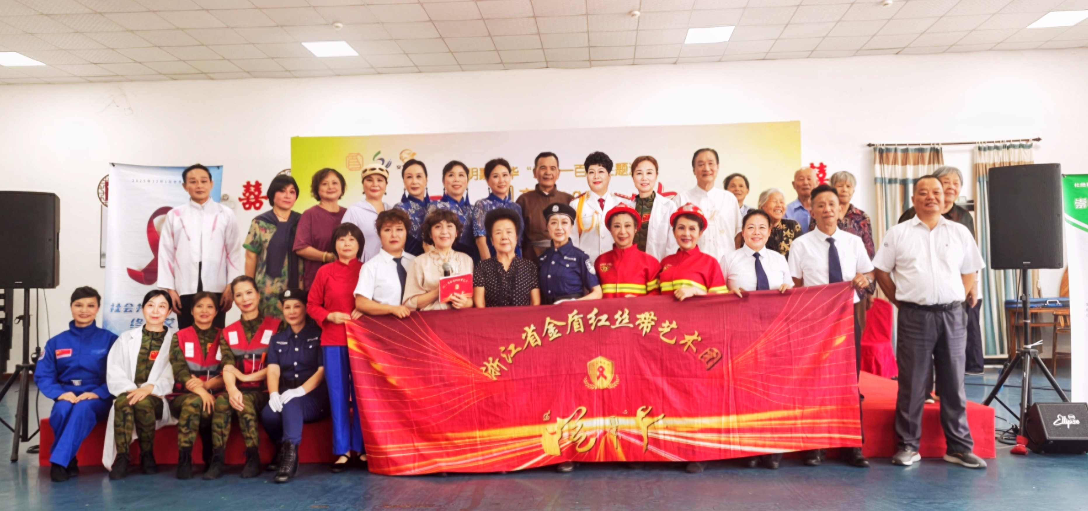 合影现场(丁建华 摄)