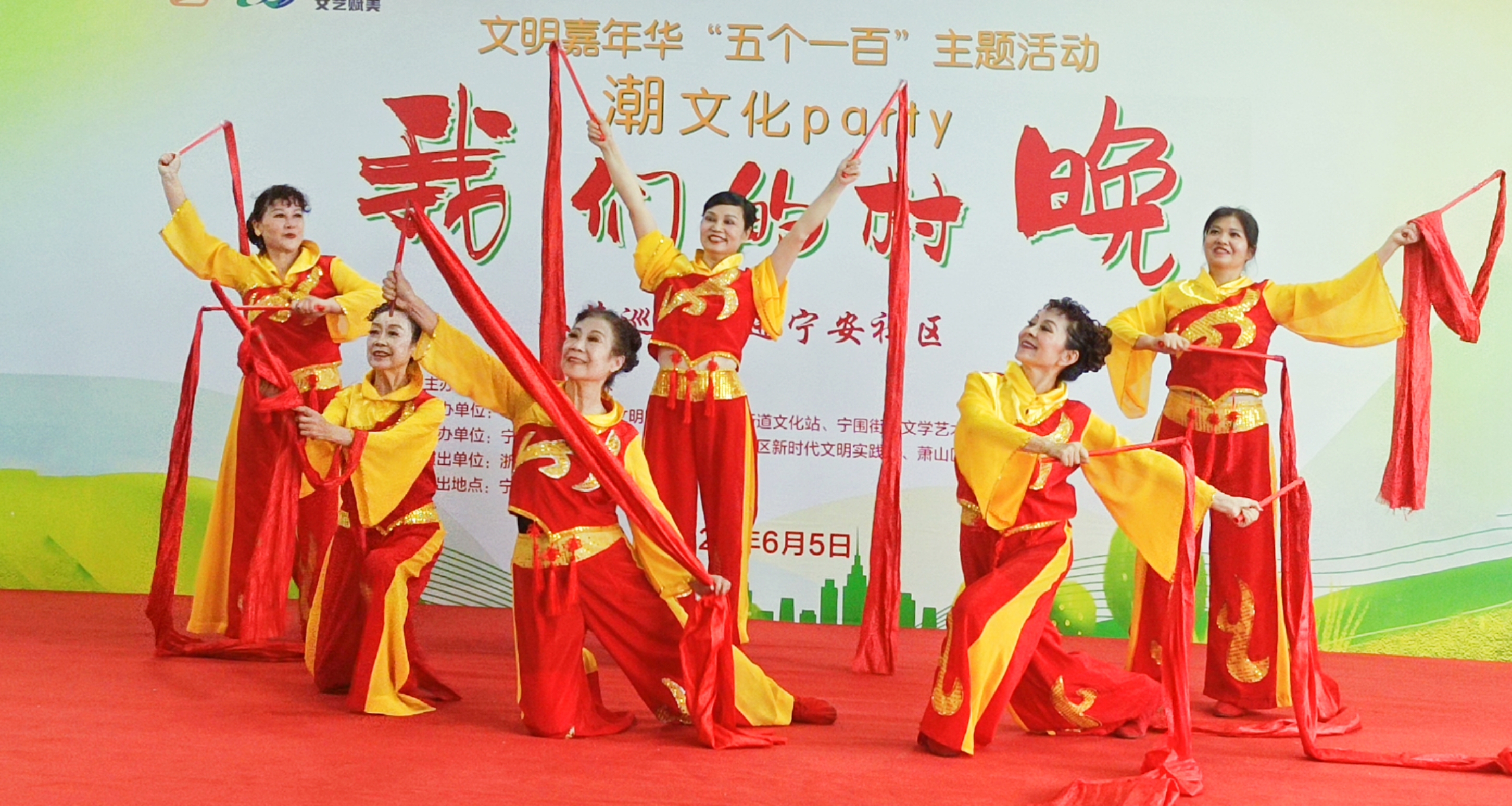 表演现场(丁建华 摄)