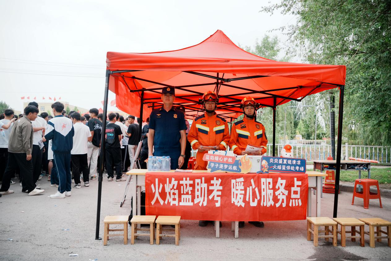 温宿县消防救援局工作人员在便民助力服务站执勤(赵新昌 摄)