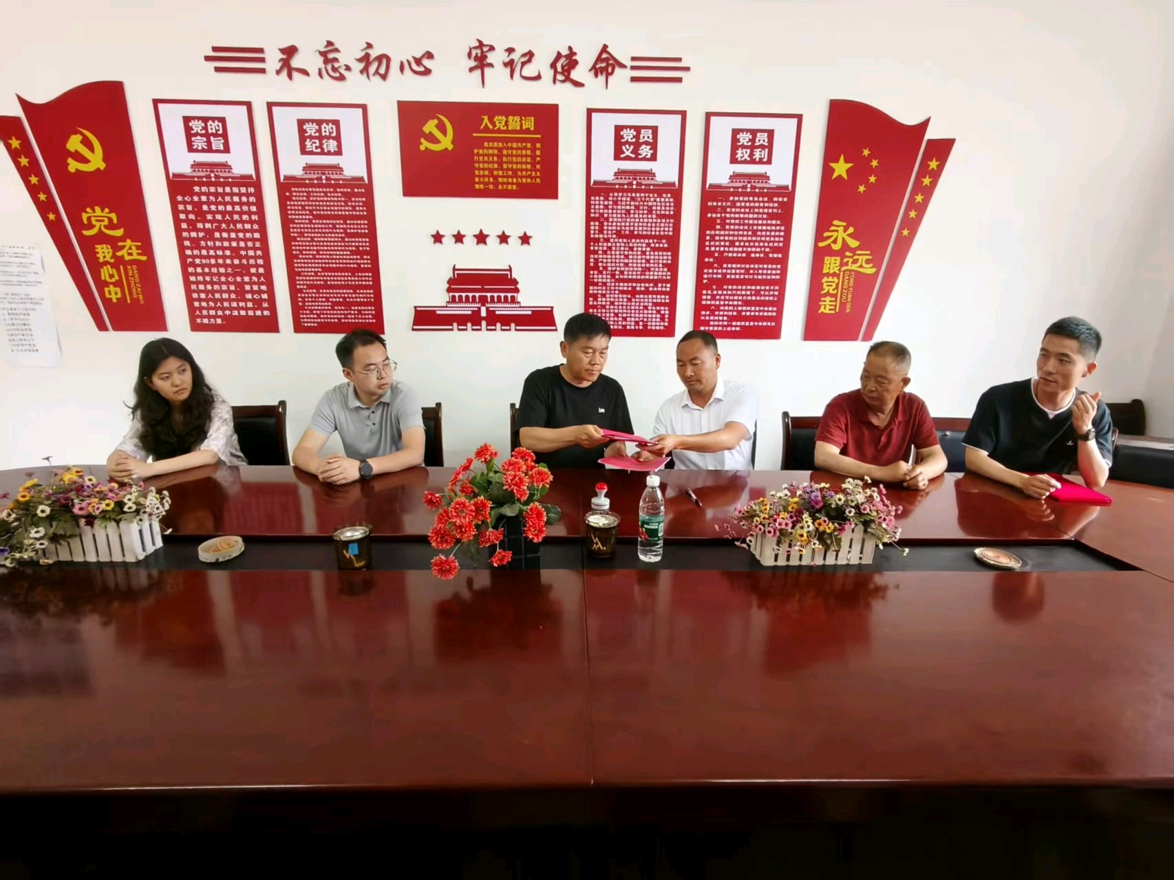 黑峪村村民委员会与中标方签约现场 (胡春红 摄)