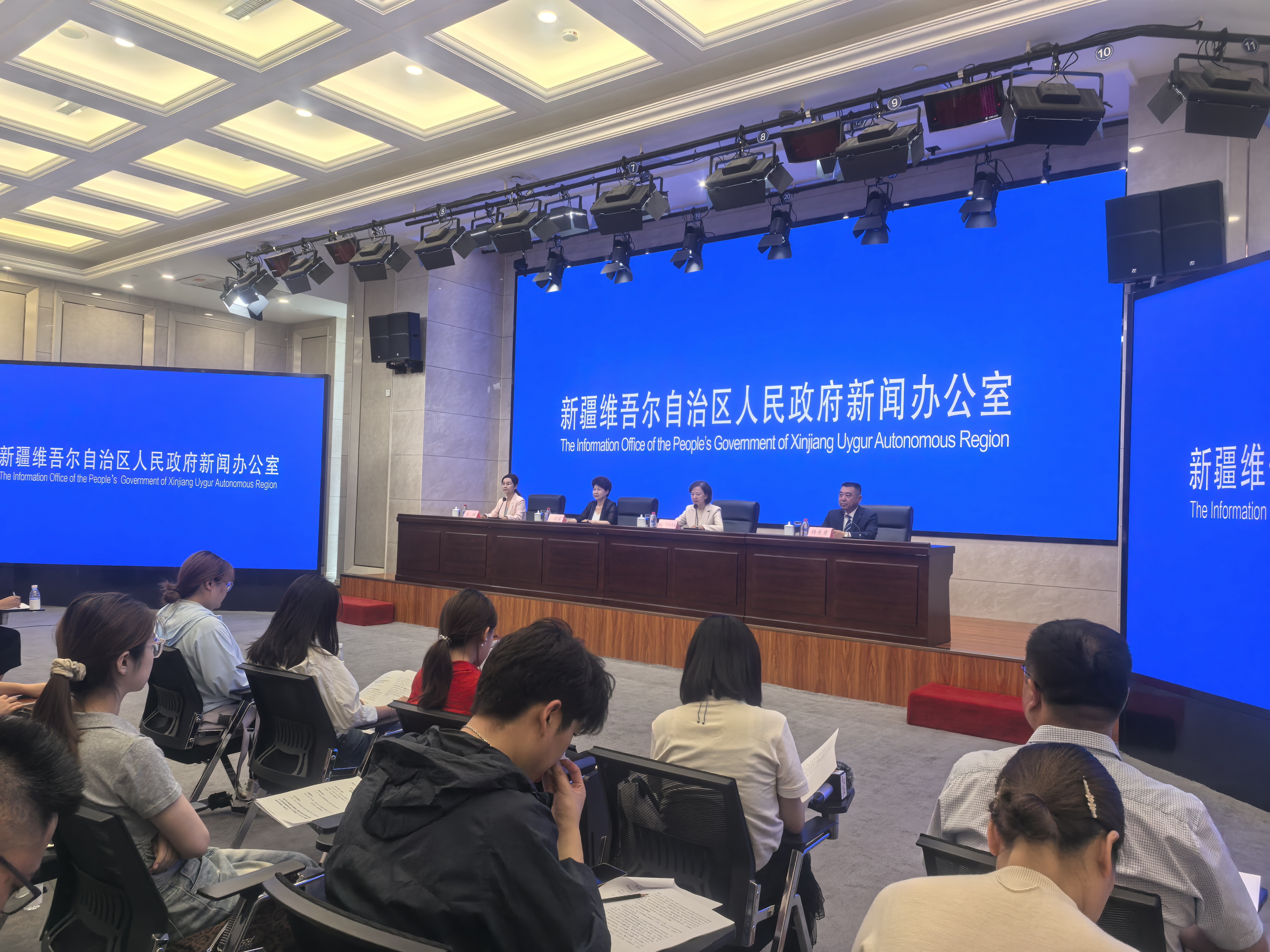 新闻发布会现场(查燕荣 摄)