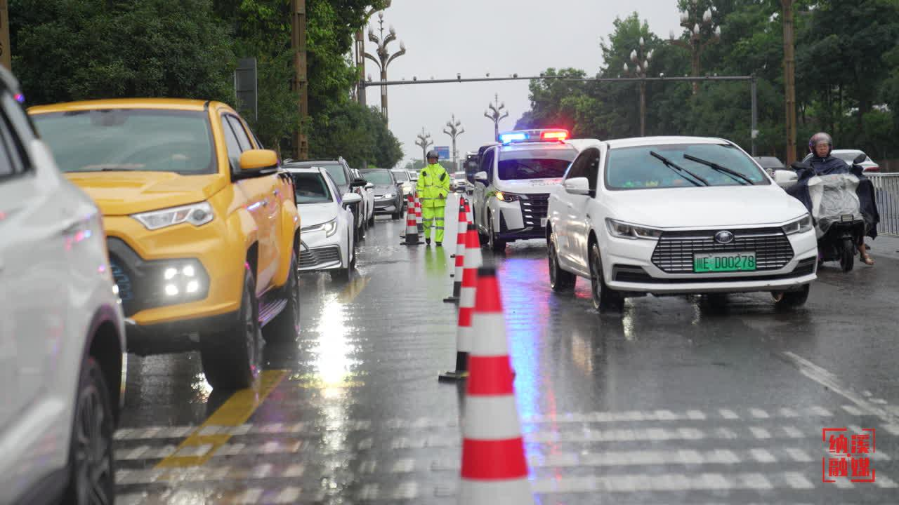 交警正在管理交通秩序(张玉龙 摄)
