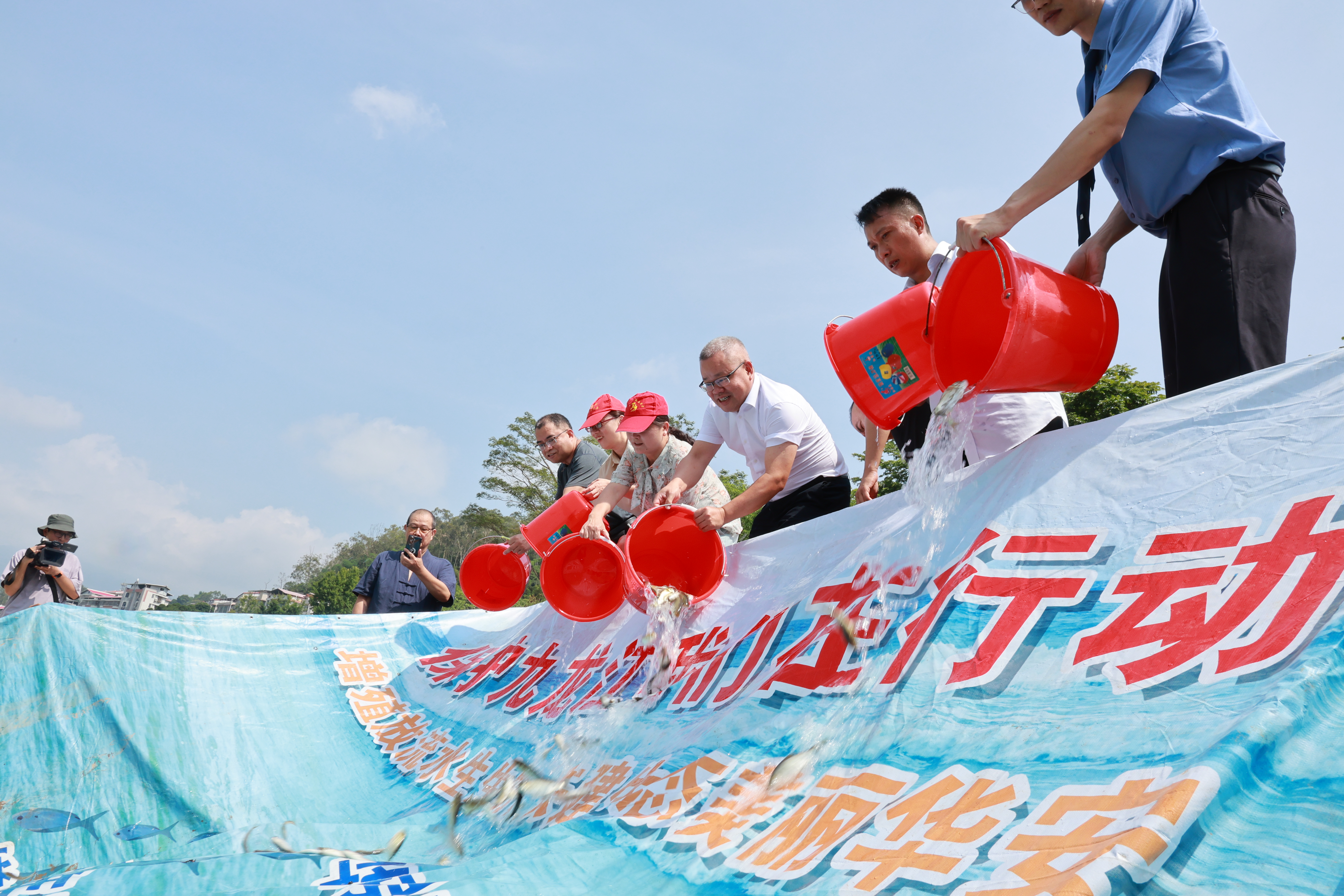 投放现场,一尾尾鱼苗奔向九龙江。(许鹏飞 摄)