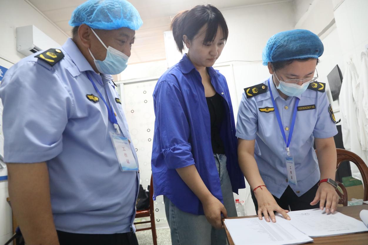 执法人员检查票据(朱永生 摄)