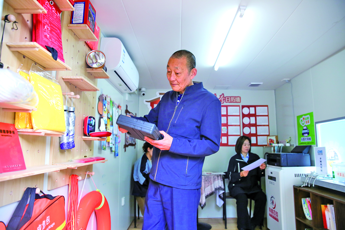 居民在焕新的社区共享小屋内自助办事(徐慧 摄)