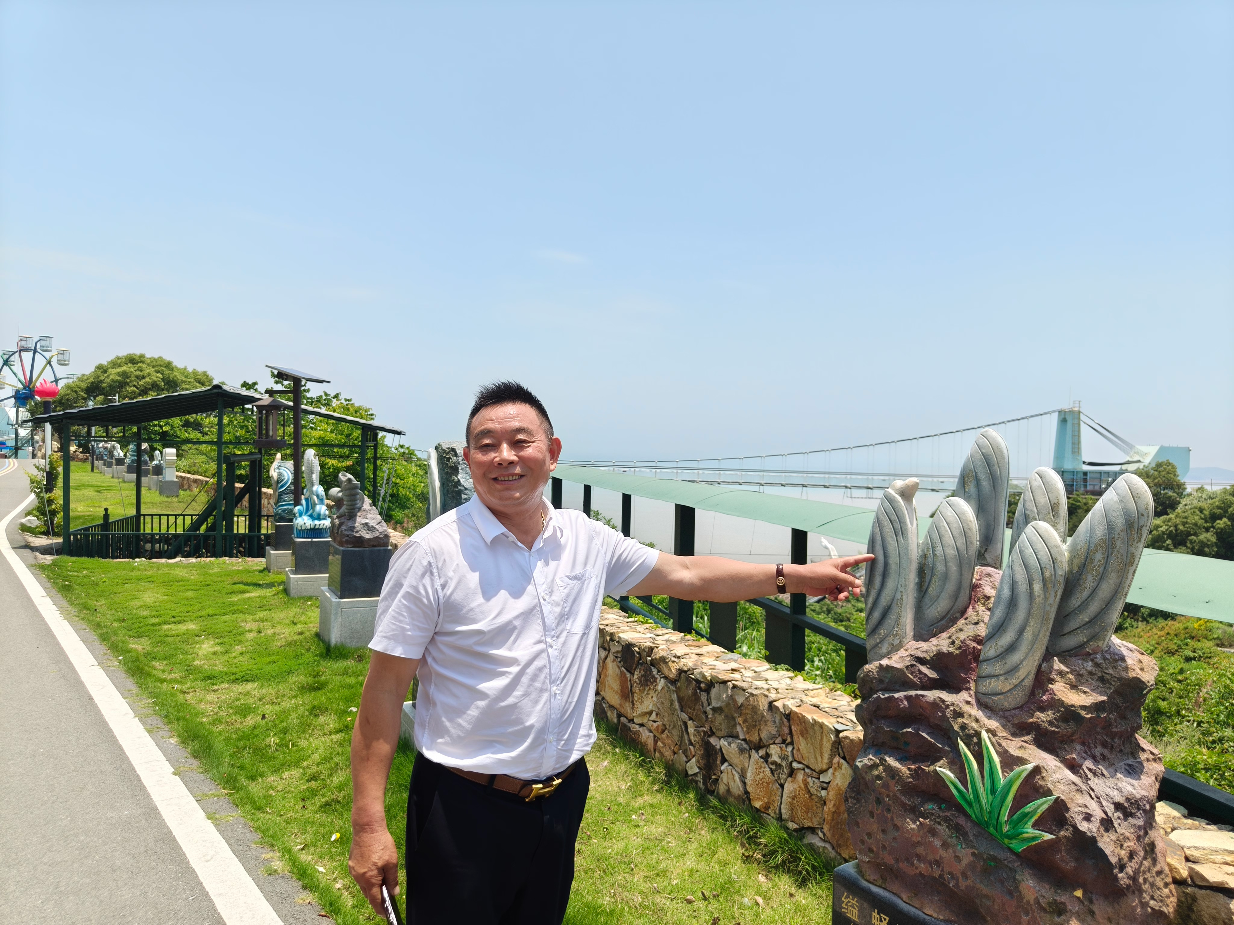 上栈头村党支部书记、村委会主任吴法林介绍村域产业发展(曾庆华 摄)