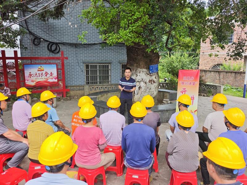 凤凰乡“赈兴讲堂”授课现场(黎丁维 摄)