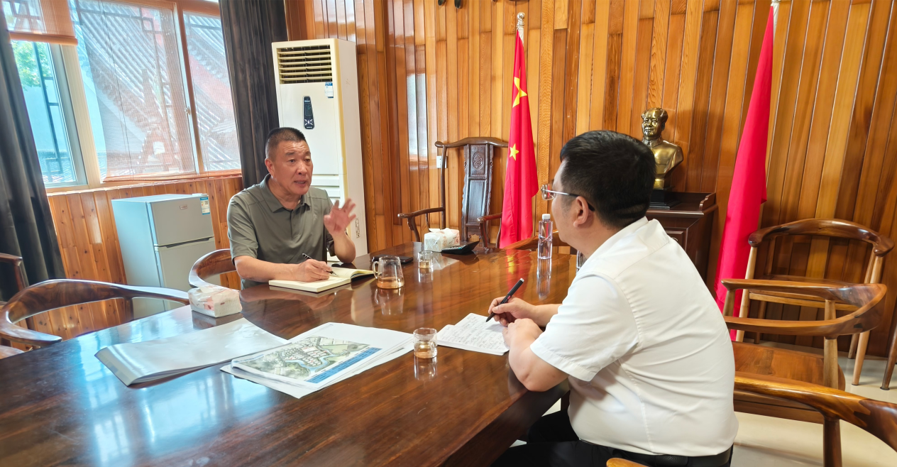 蒲田村党总支书记蔡赋祥(左)接受采访现场(狄可心 摄)