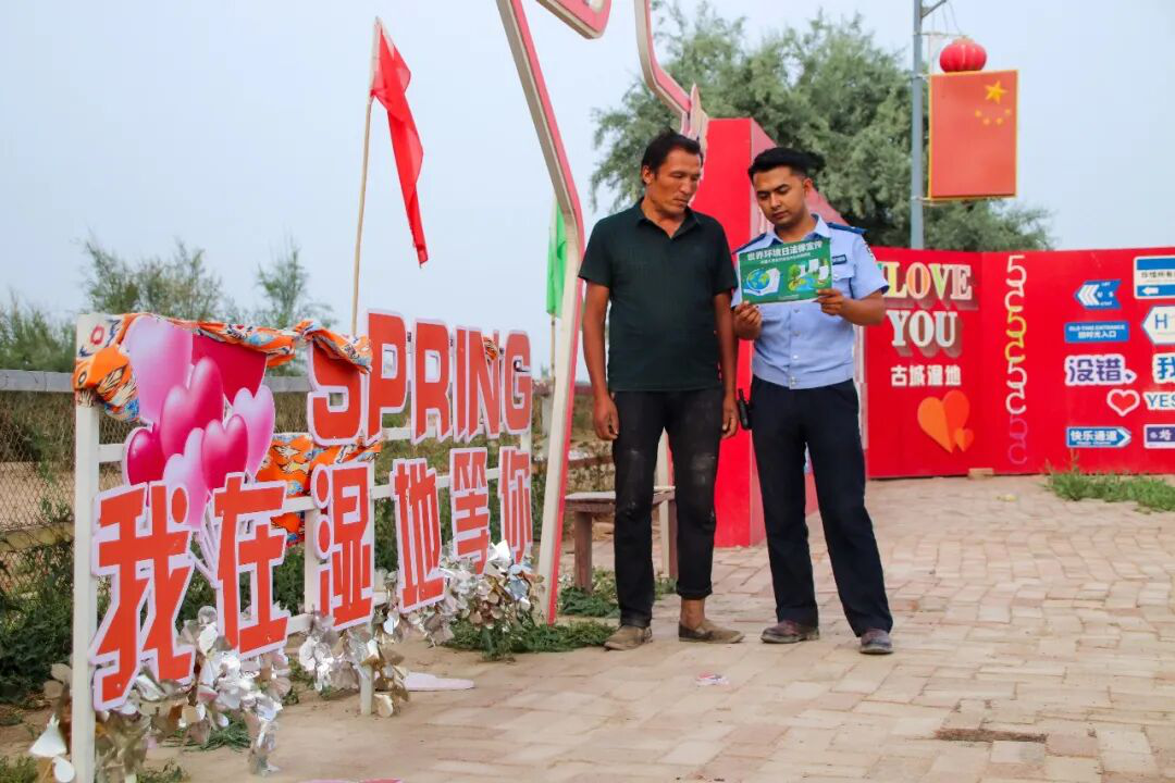 民辅警走进通古斯巴西古城及古城湿地开展流动普法 (麦麦提·萨木萨克 摄)