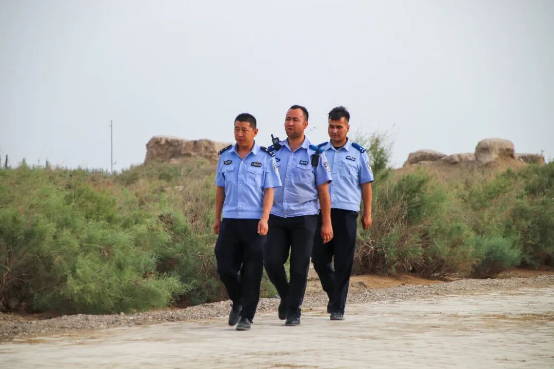 民辅警走进通古斯巴西古城及古城湿地开展古城巡逻 (麦麦提·萨木萨克 摄)