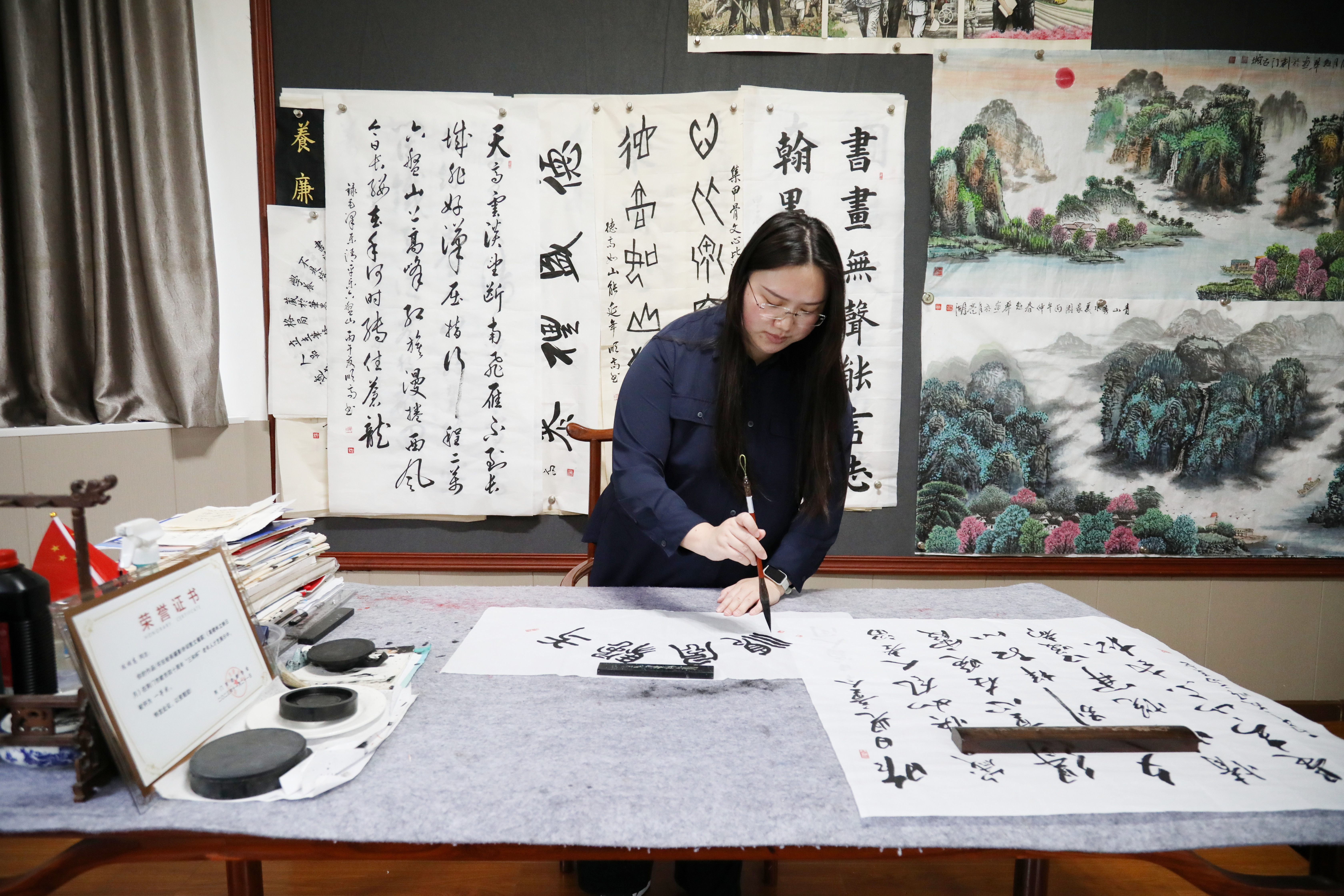 书法爱好者正在书写作品(何梦雪 摄)