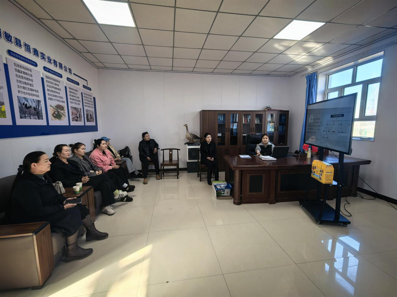 玉什喀拉苏镇本土直播带货培训现场 (阿依扎特 摄)