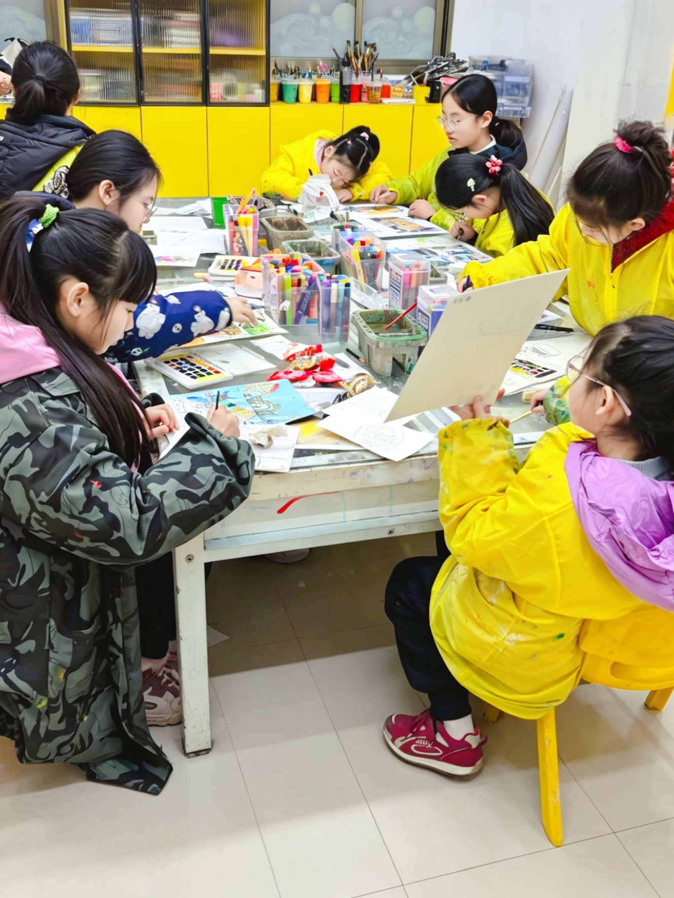 孩子们正在童心美育课堂上制作“童心绘荆门”明信片(何梦雪 摄)