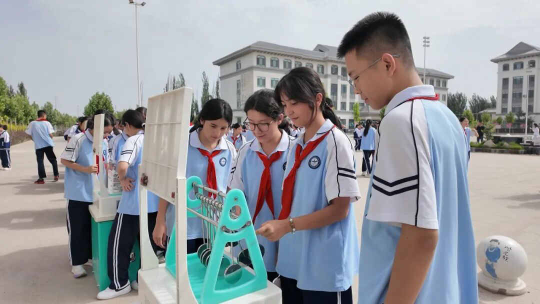 学生们正在进行力学演示(上官新宇 摄)