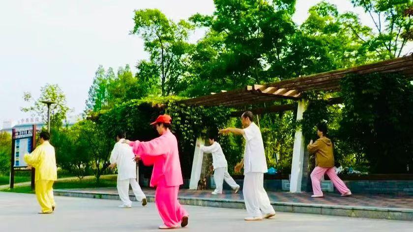 安陆市民晨练习武(侯向东 摄)