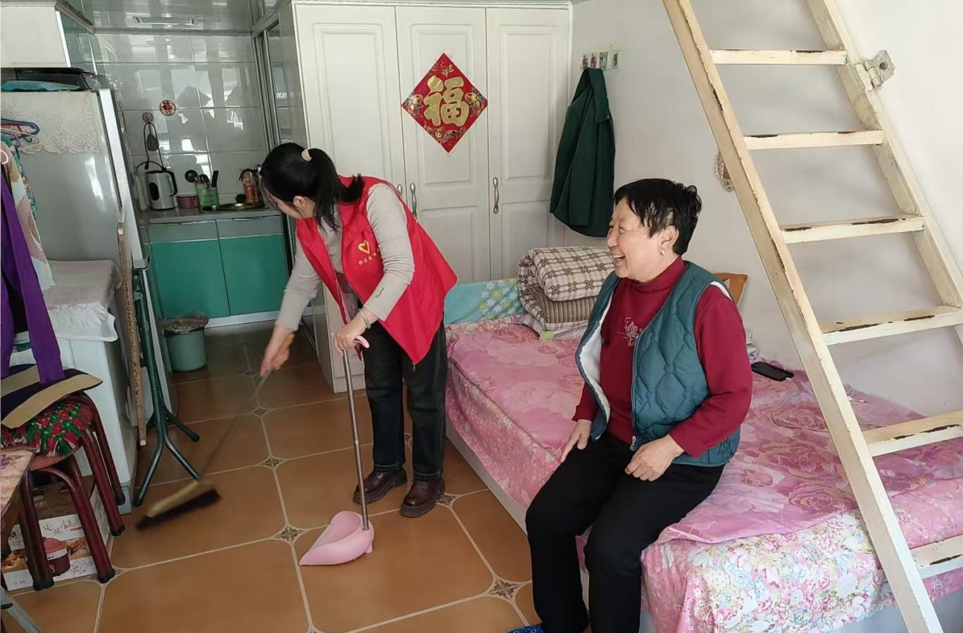 为独居老人打扫卫生(蔡志峰 摄)