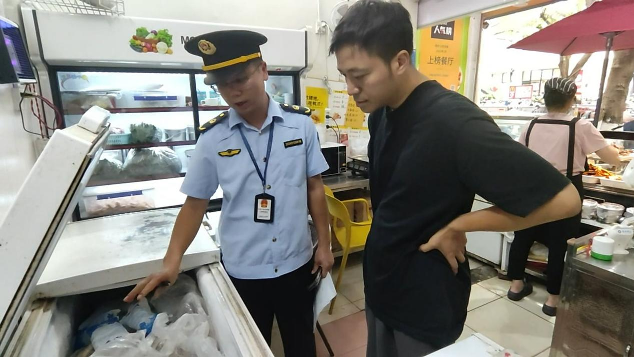执法人员走进网络餐饮服务经营单位进行检查(孔德韬 摄)