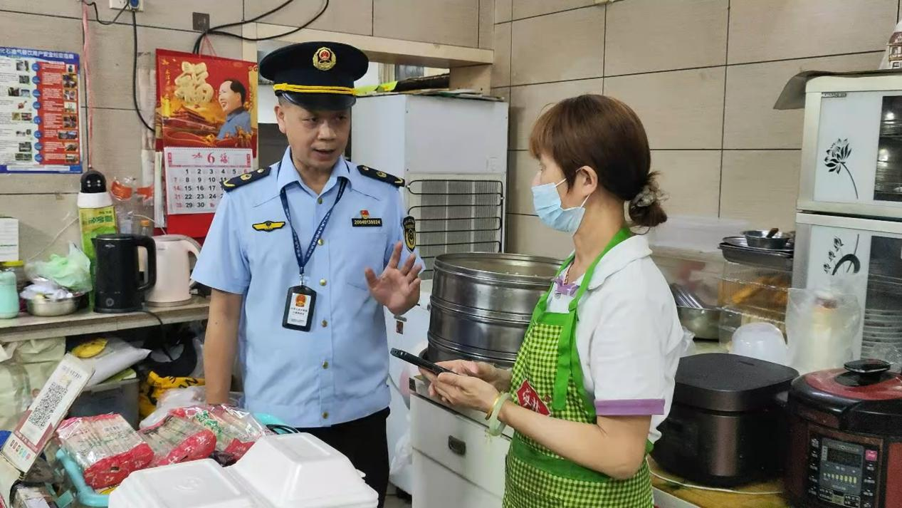 执法人员走进网络餐饮服务经营单位进行检查(孔德韬 摄)