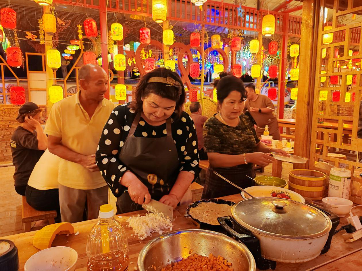 露营酒吧开业,当地村民摆摊做生意(玛依拉·阿卜来提 摄)