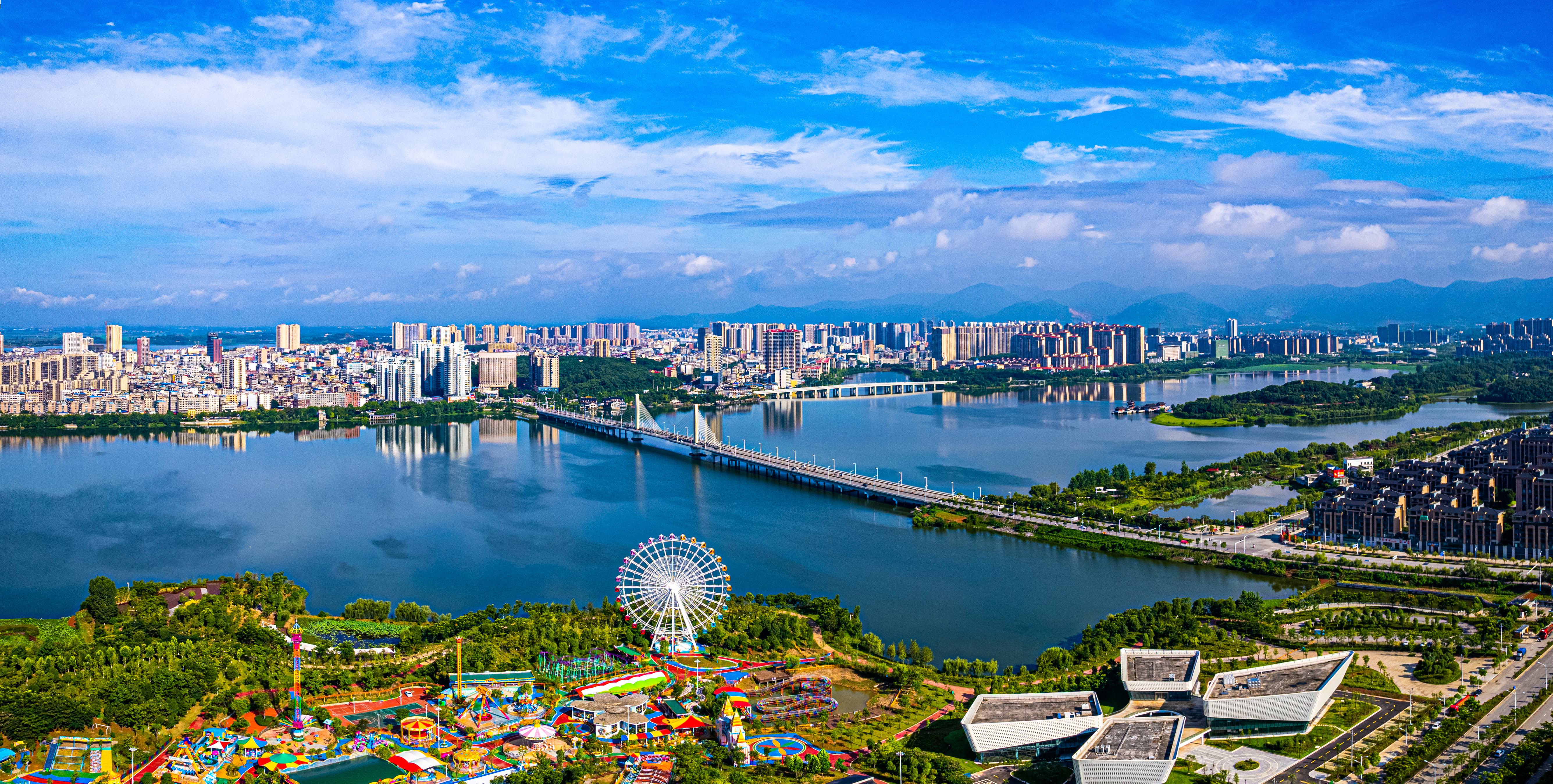 莲花湖俯瞰图(严健 摄)