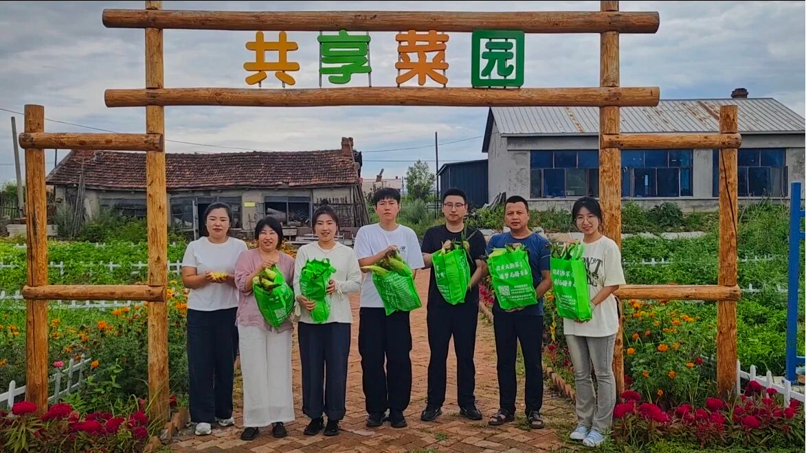 田园认领乐趣多,农旅融合助增收。(刘爽 摄)