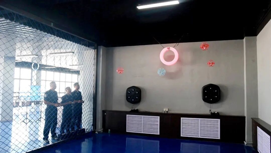 民警操控无人机开展对抗比拼(格日乐图 摄)