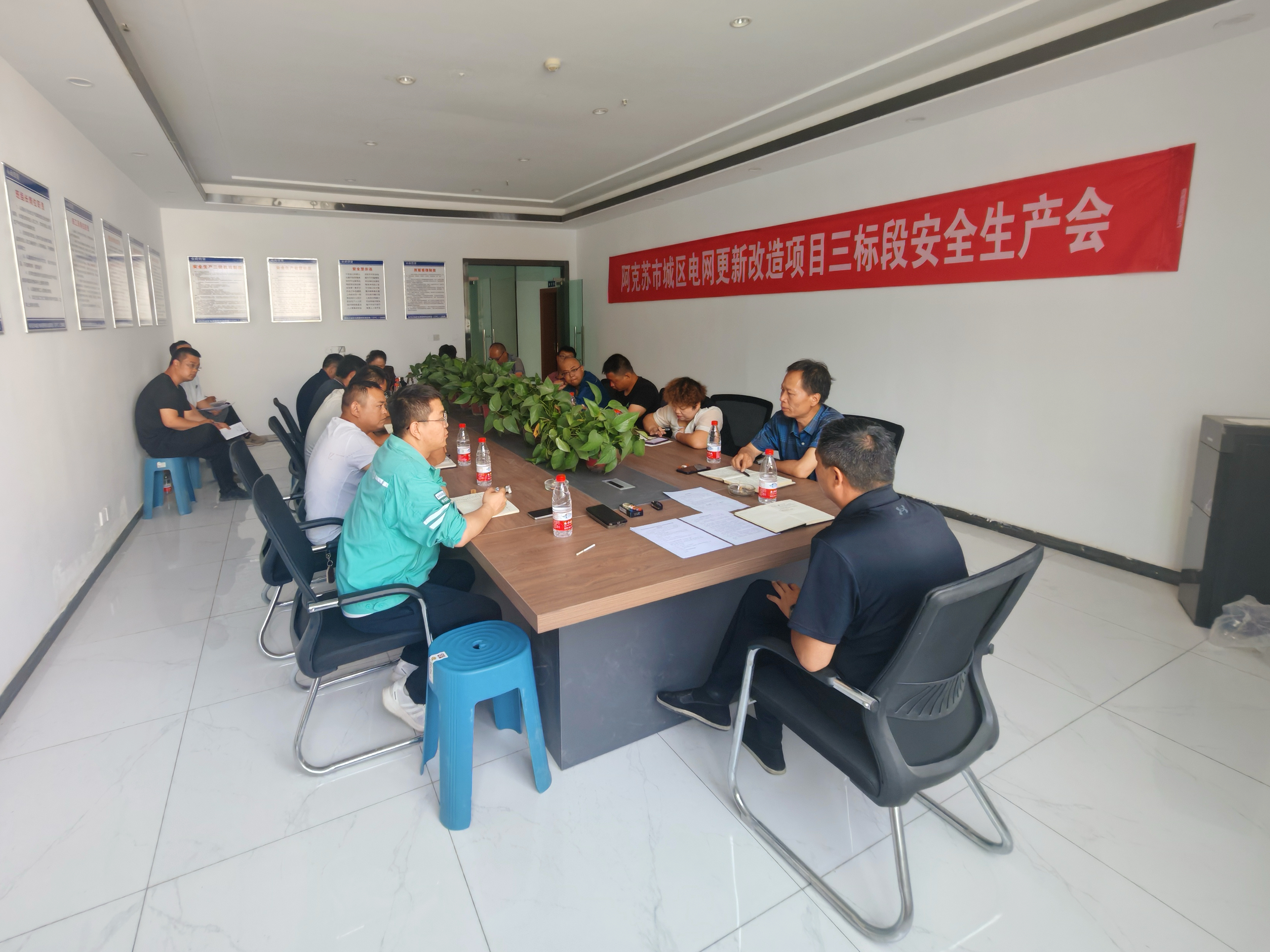 6月4日,阿克苏市城区电网更新改造项目三标段安全生产会。 (邸敏 摄)