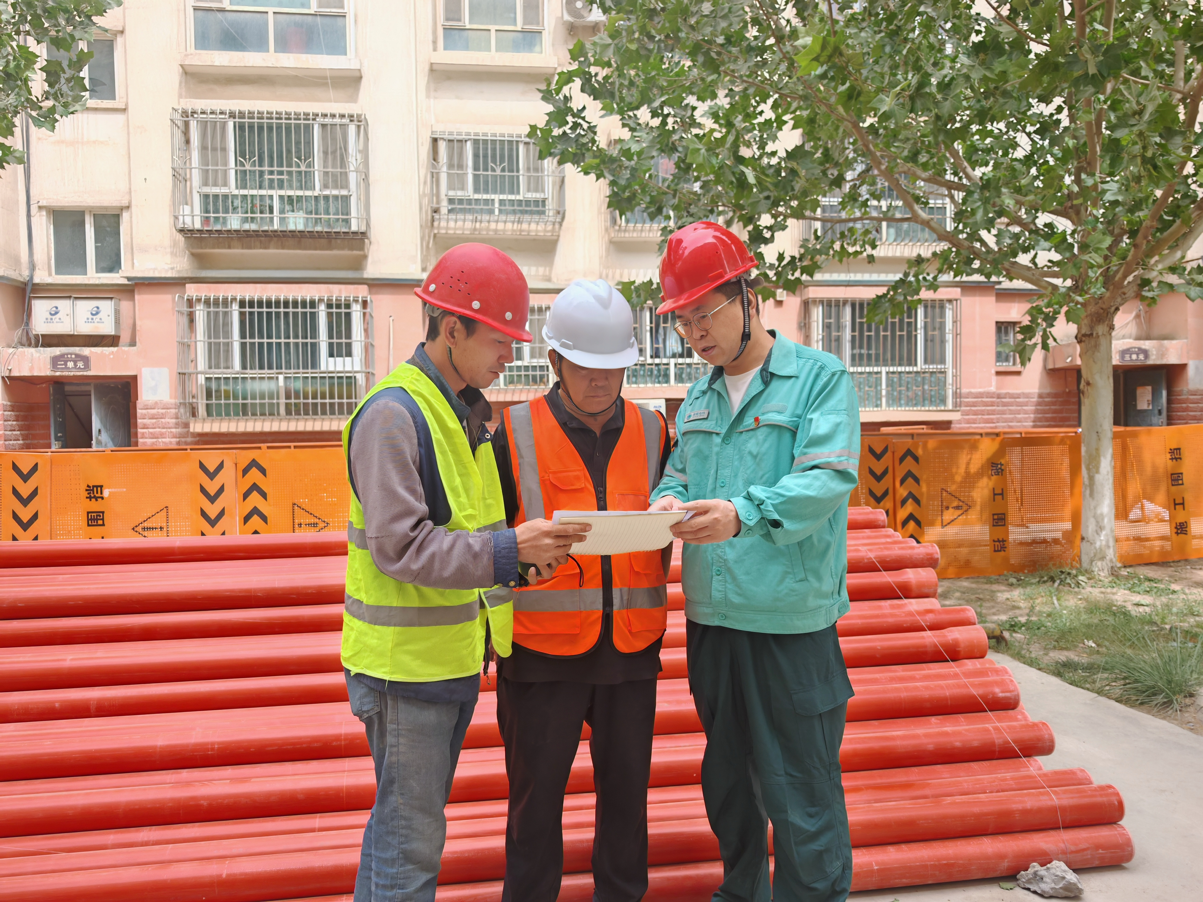 国网阿克苏市供电公司在南泉水景龙居小区开展现场施工安全指导 (邸敏 摄)