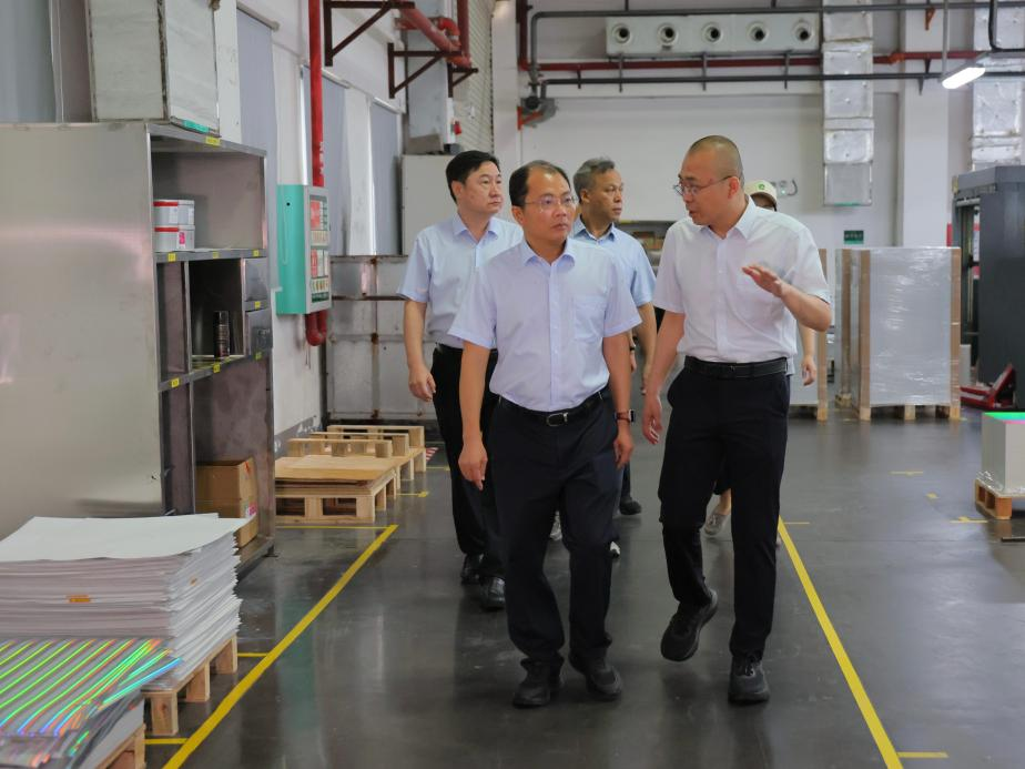 广西中烟工业有限责任公司开展生产现场检查(倪佳 摄)