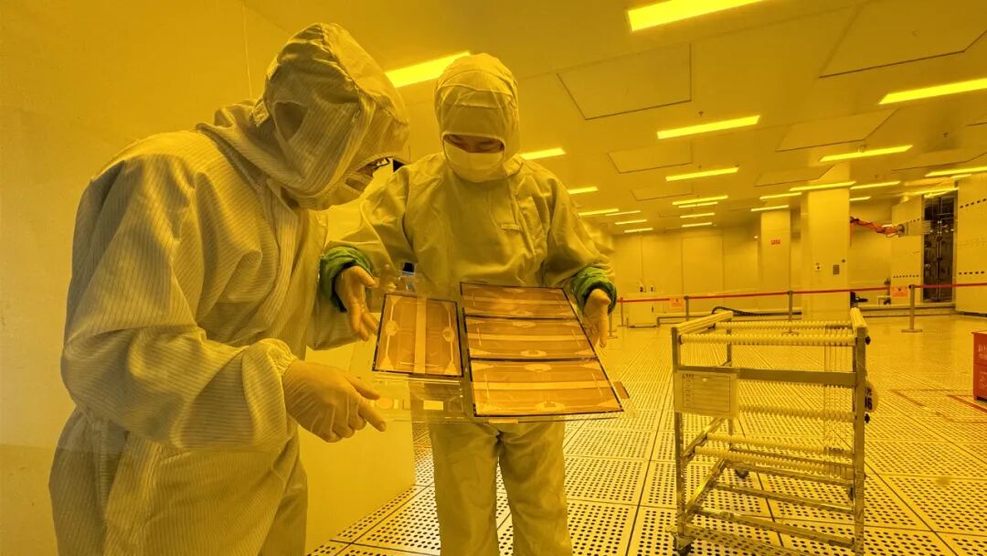 湖北通格微电路科技有限公司无尘车间内,工作人员正在检测玻璃基板上的线路分布(张伟康 摄)