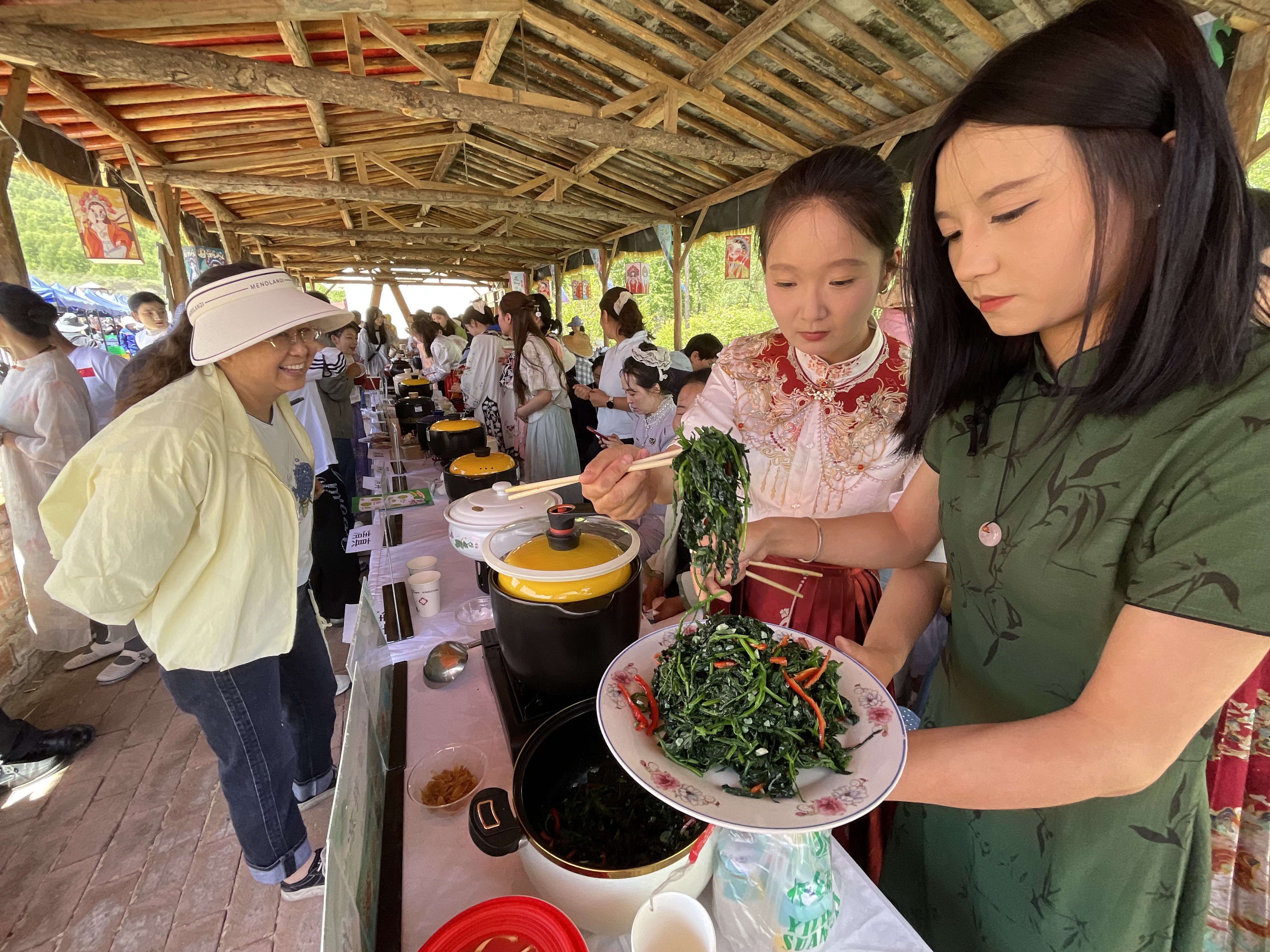 开发药食同源产品,延伸丰富康养产业链。(申维祖 摄)