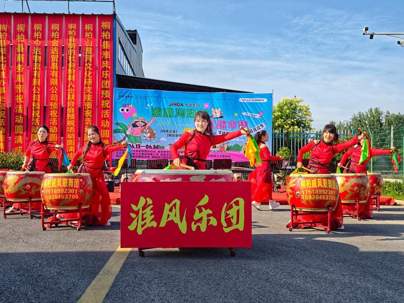 参加活动的淮枫乐团文艺团队(陈军 摄)