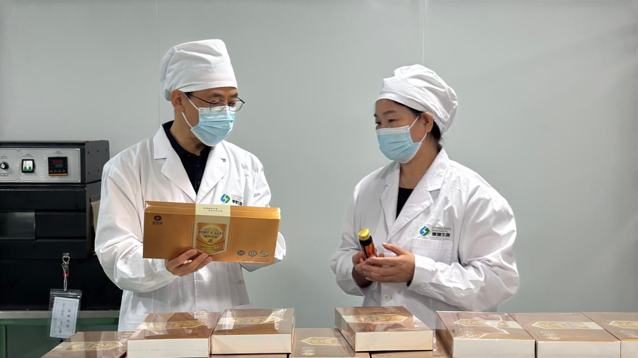 中国农业科学院研究员和企业负责人交流产品(雷宝明 摄)