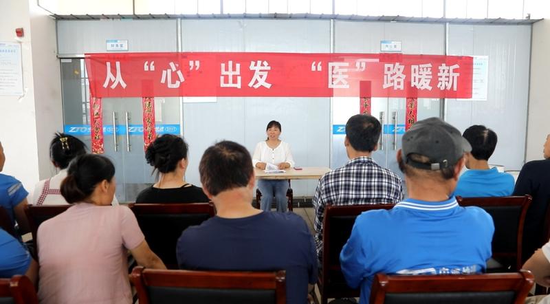 医生正在给一线员工做心理辅导(钱良好 摄)