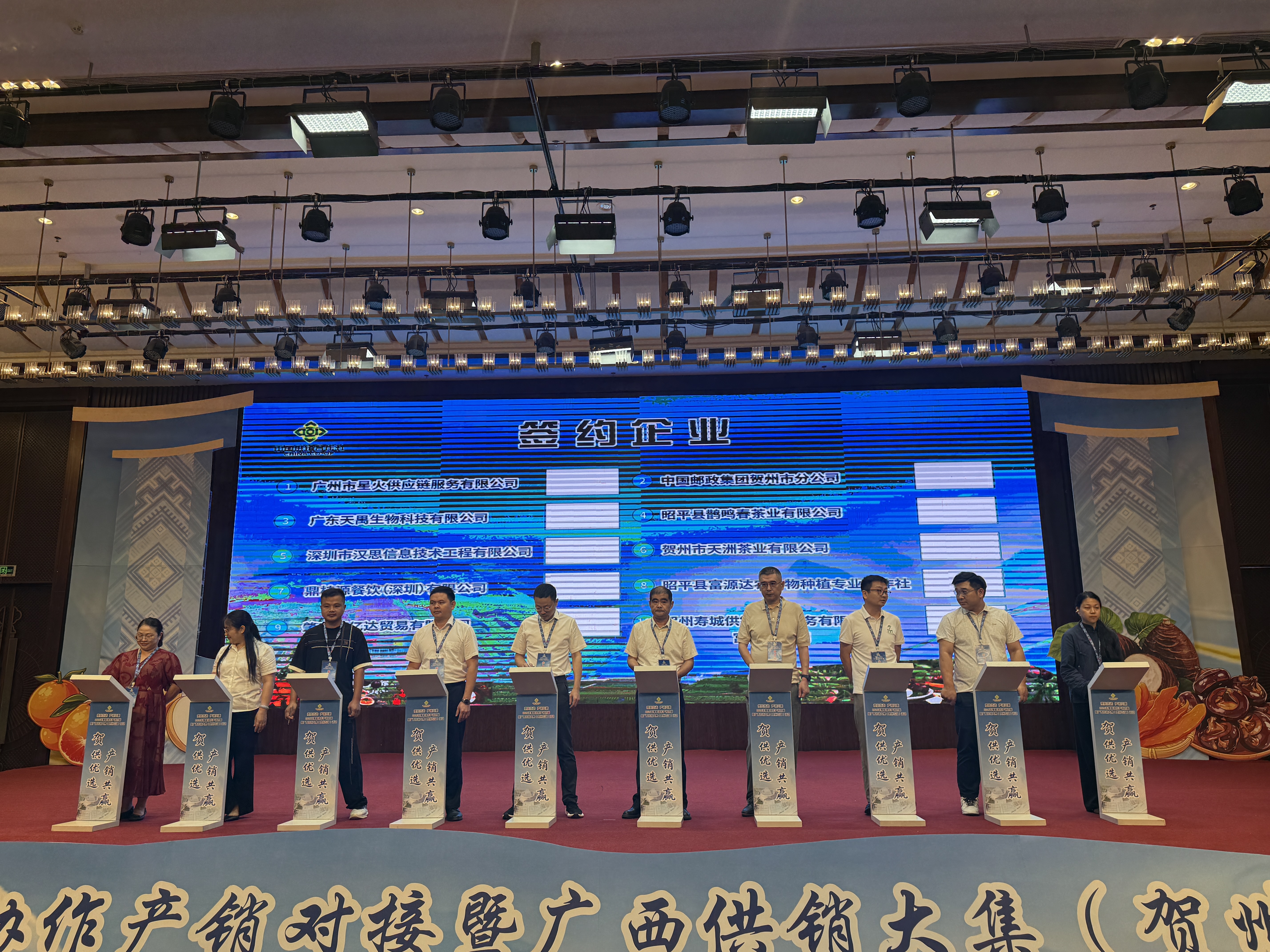 现场签约(朱柳蓉 摄)