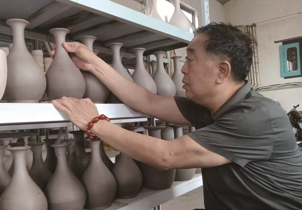王君子在查看汝瓷胎胚(郭明远 摄)